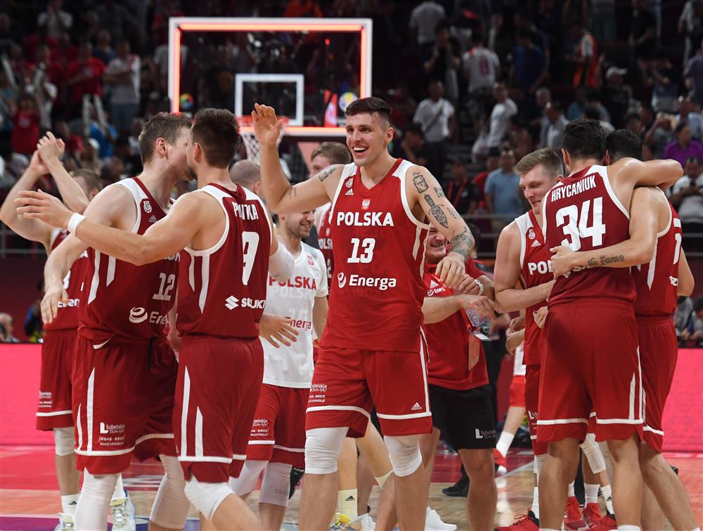 波兰男篮碾压中国男篮，布拉德利打破历史纪录