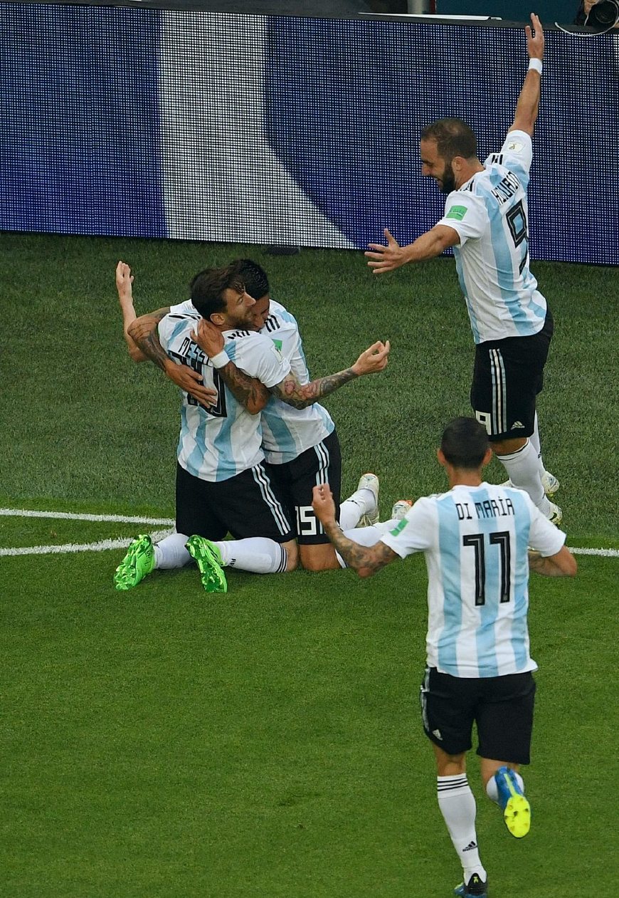 包含丹麦险胜摩洛哥，阿圭罗关键制胜的词条